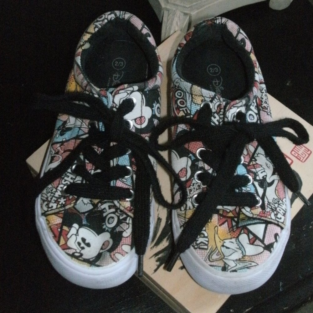 Disney Parks Classic Cartoon Comic Print Sneakers Lace Up Tennis Gym Shoe sz 2/3